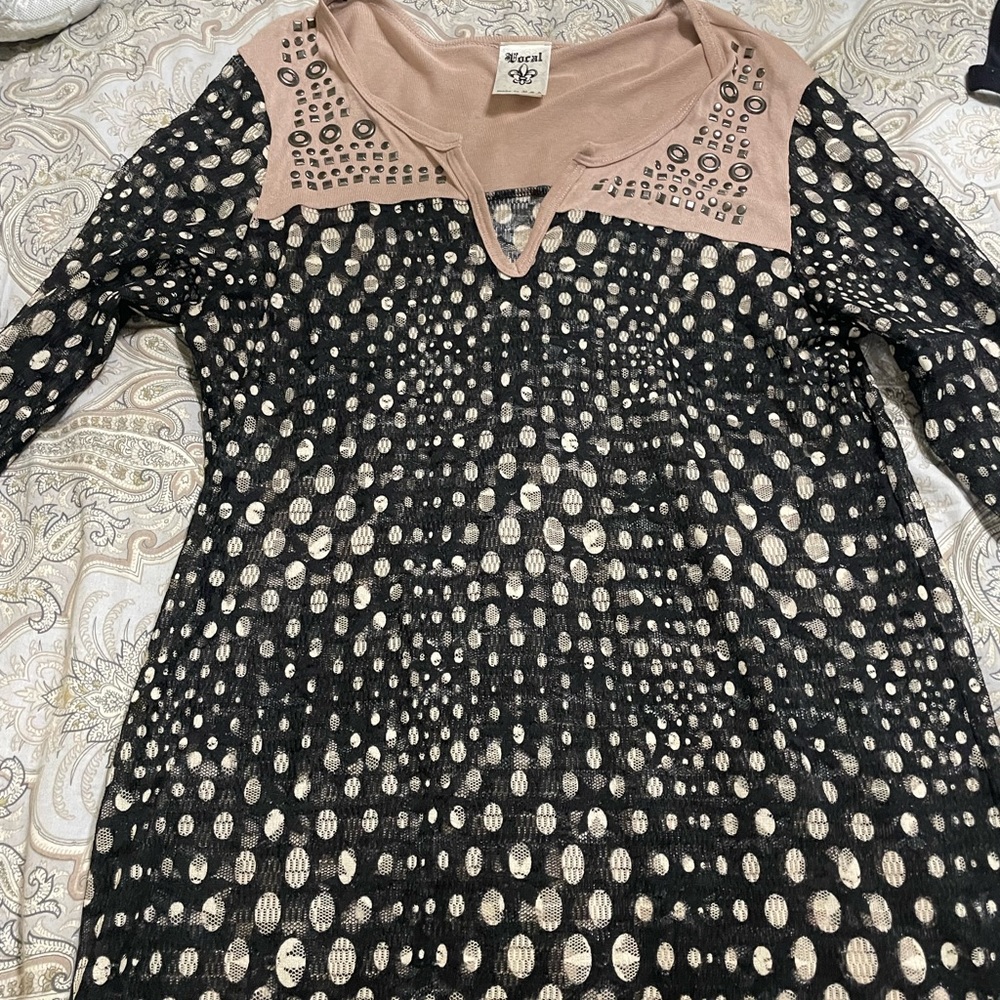 Love this top! Mesh top with detail. Size large.